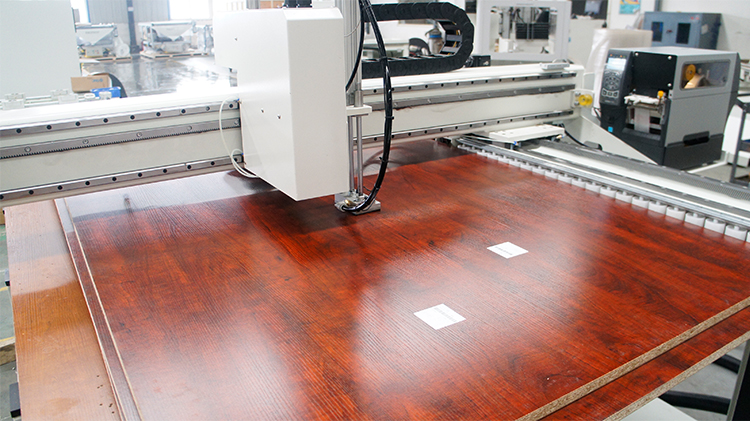 Henan-DAESHIN je z uporabo opreme CNC obdelovalnega centra EXCITECH z zalogovnikom orodij z vrtiljakom ustvaril DASHIN HOME DESIGN FACTORY, ki je bil nagrajen kot nacionalni pilotni projekt inteligentne proizvodnje.