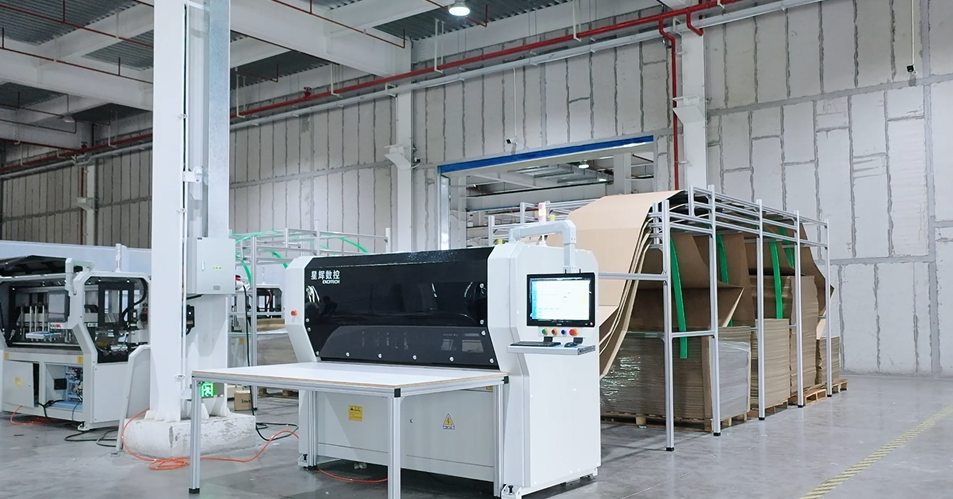 Excitech lansira visokohitrostni kartonski stroj za industrijo kartonske embalaže v tovarni pohištva.